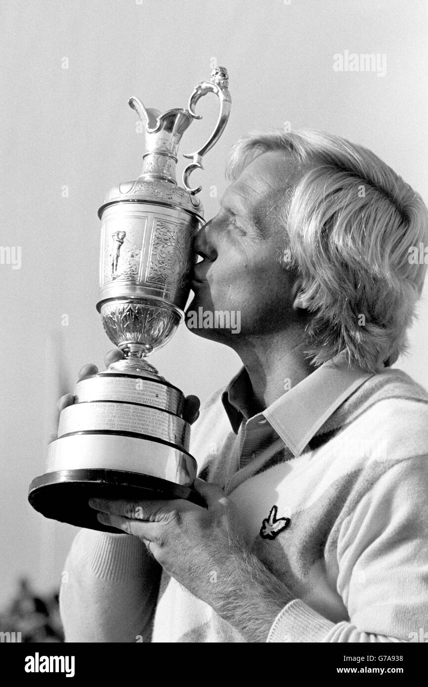 Greg Norman küsst die Trophäe. Stockfoto