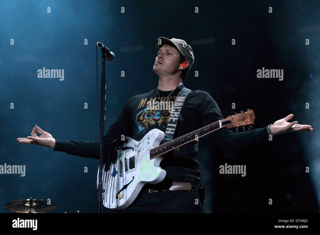 Leeds Festival 2014 - Erster Tag. Tom DeLonge von Blink 182 tritt am ersten Tag des Leeds Festivals im Bramham Park, Leeds, auf. Stockfoto