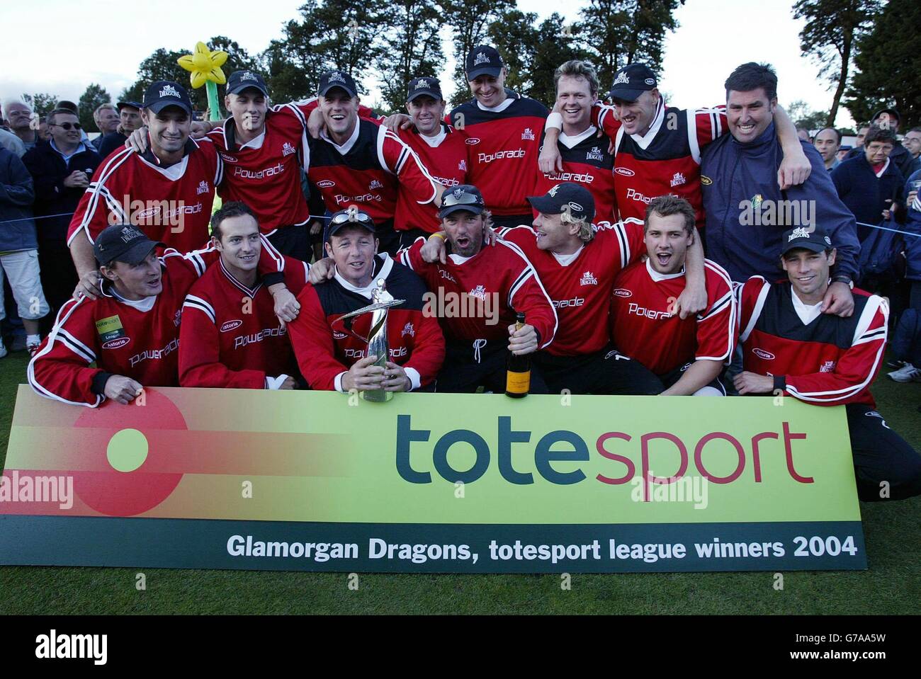 Robert Croft, Kapitän der Glamorgan Dragons, und seine Teamkollegen feiern den Gewinn der Totesport League Trophäe nach ihrem Spiel gegen Kent in Sophia Gardens, Cardiff Stockfoto