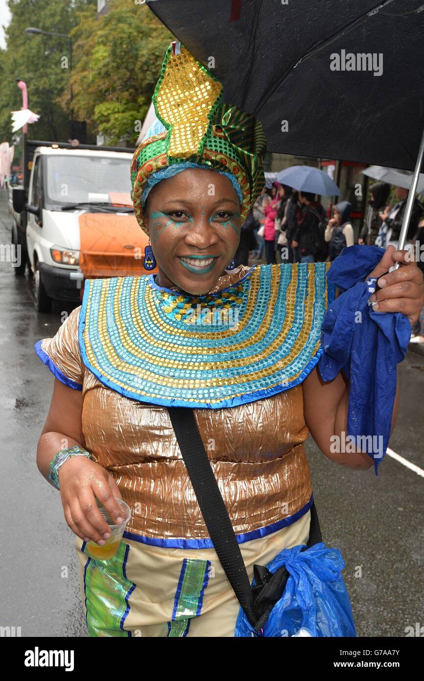 Die Teilnehmer bereiten sich auf den Beginn eines regenüberschwemmte Notting Hill Carnival im Westen Londons vor. Stockfoto