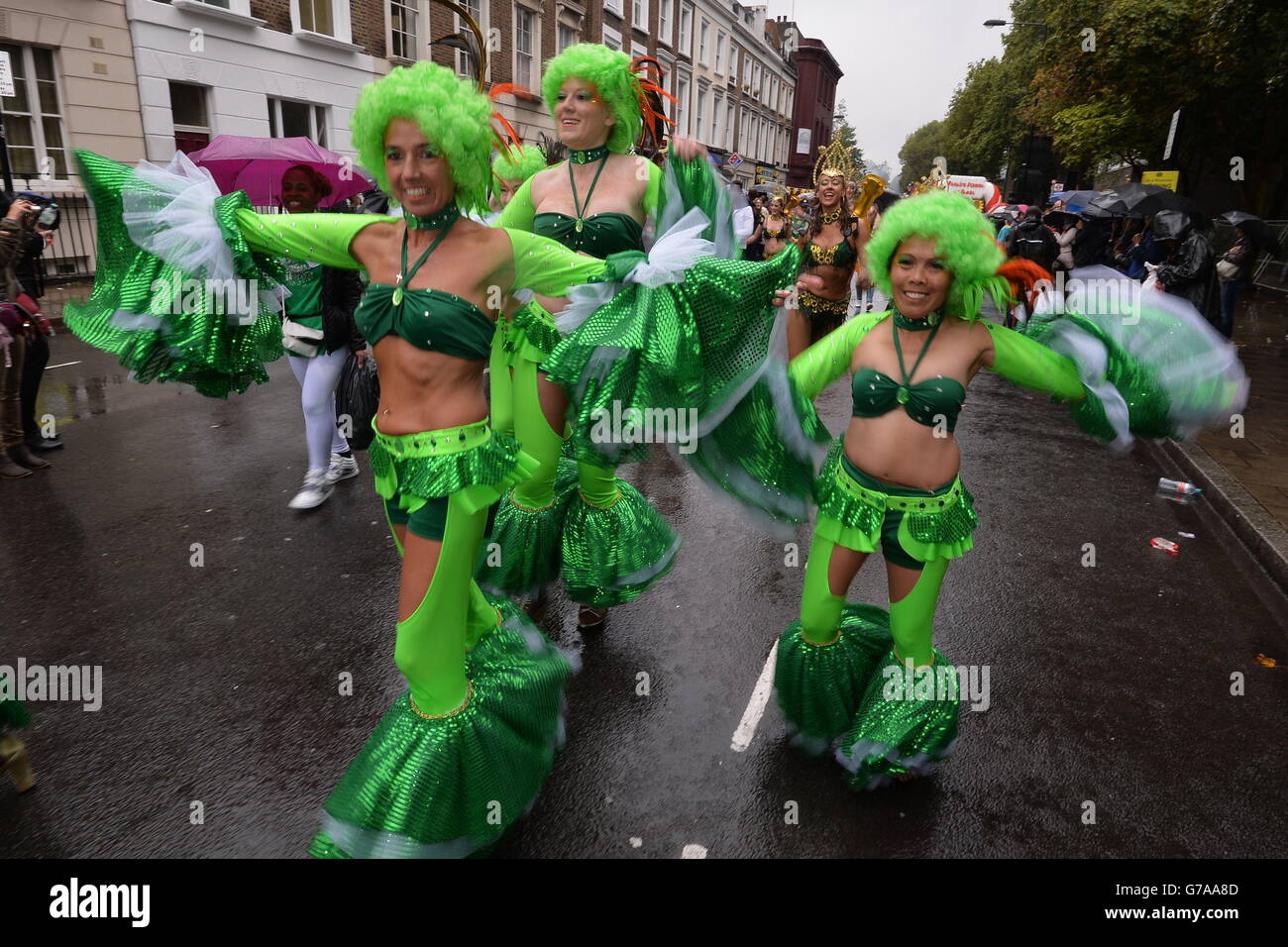 Die Teilnehmer bereiten sich auf den Beginn eines regenüberschwemmte Notting Hill Carnival im Westen Londons vor. Stockfoto