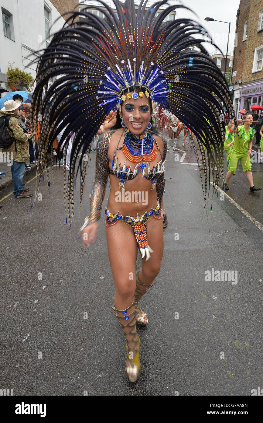 Die Teilnehmer bereiten sich auf den Beginn eines regenüberschwemmte Notting Hill Carnival im Westen Londons vor. Stockfoto