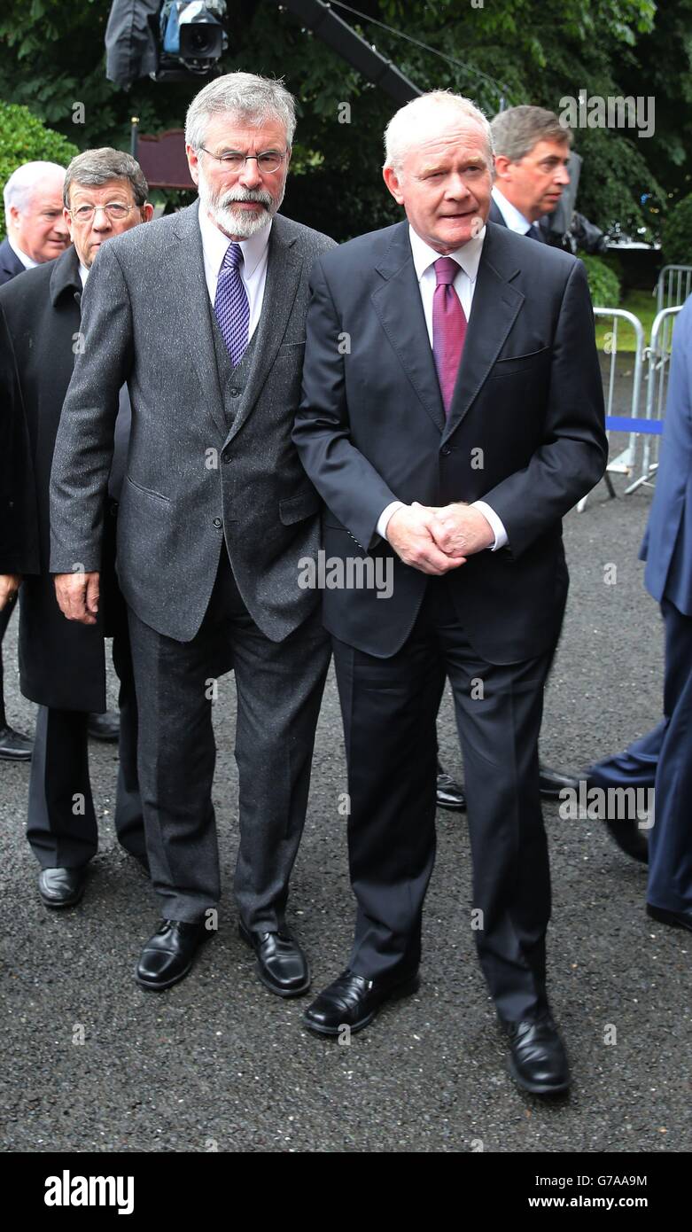 Gerry Adams und Martin McGuinness von Sinn Fein kommen zur Beerdigung des ehemaligen Taoiseach Albert Reynolds in der Sacred Heart Church, Donnybrook Dublin. Stockfoto