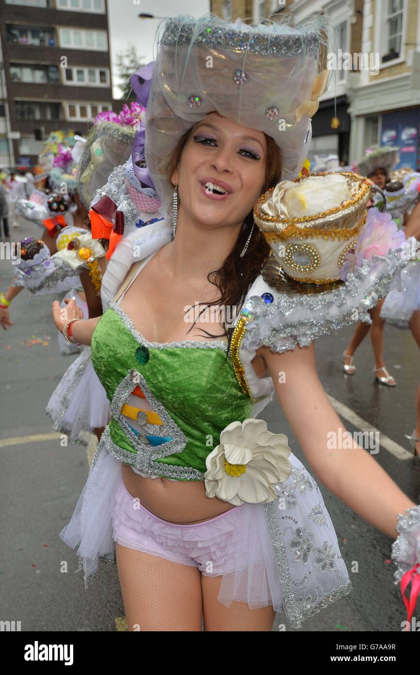 Die Teilnehmer nehmen an einem regengefegten Notting Hill Carnival im Westen Londons Teil. Stockfoto