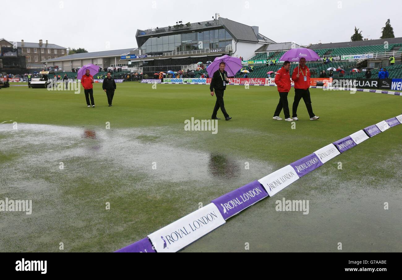 Cricket - Royal London One Day International Series - First ODI - England - Indien - Bristol County Ground. Schiedsrichter inspizieren das Außenfeld, während Regenabandons im Royal London One Day International auf dem Bristol County Ground, Bristol, spielen. Stockfoto