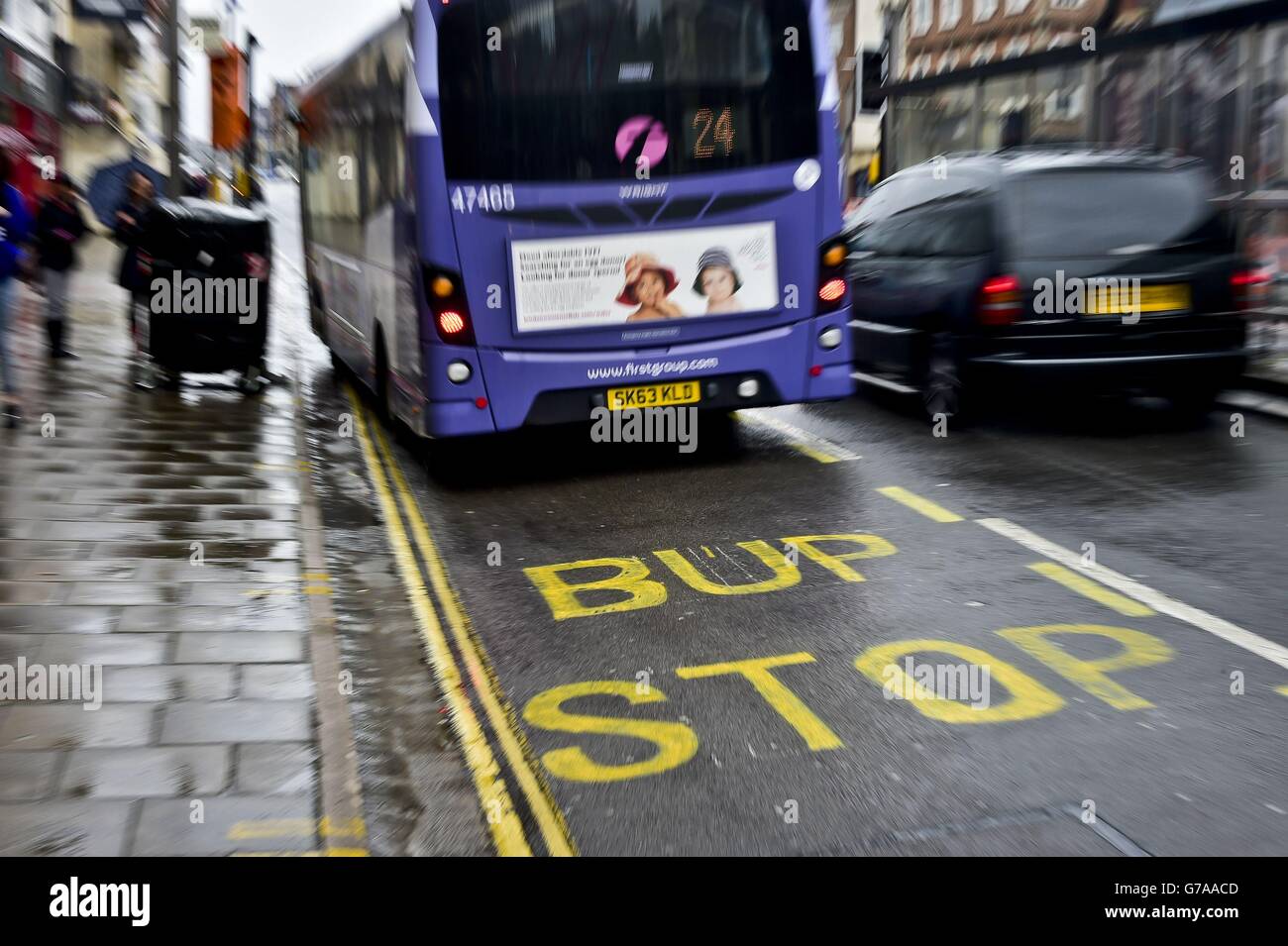 Bushaltestelle falsch geschrieben. Ein Bus fährt an einer falsch geschriebenen Bushaltestelle in Bristol an der Old Market Street vorbei. Stockfoto