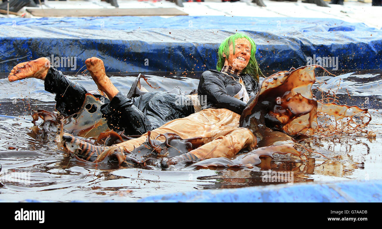 Nina Jarrett und Karen Foster nehmen an den Gravy Wrestling Weltmeisterschaften im Rose n Bowl, Stackteads in Lancashire Teil. Stockfoto