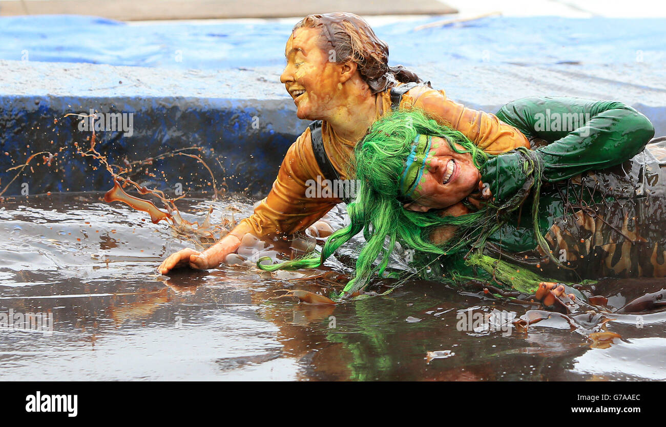 Caroline Eccles und Megan Hayhurst nehmen an den Gravy Wrestling Weltmeisterschaften im Rose n Bowl, Stackteads in Lancashire Teil. Stockfoto