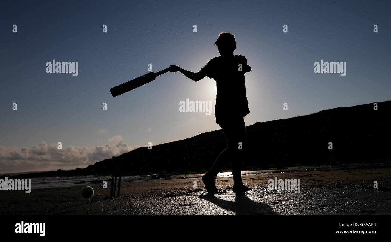 Beach Cricket - Stock. Ein Junge spielt in Cornwall Beach Cricket Stockfoto