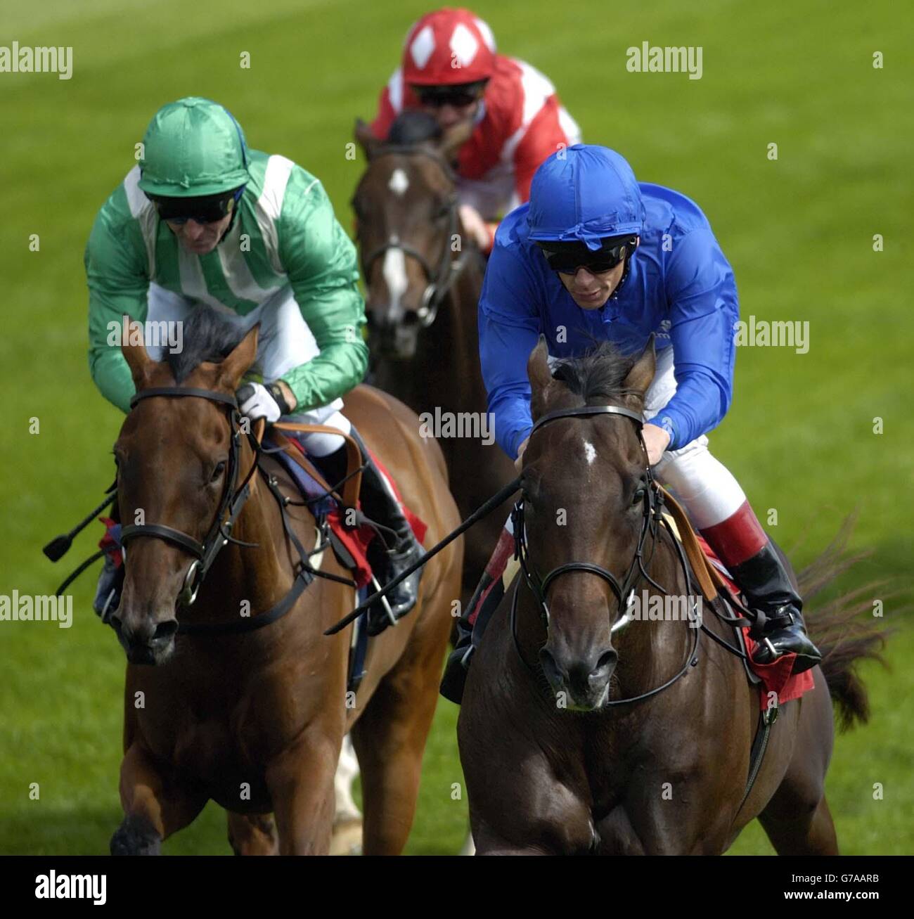 Atlantic Story, geritten von Frankie Dettori (rechts) gewinnt den European Breeders Fund Roger White Median Auction Maiden Stakes (Klasse D) von Rumbalara (links) und Mister Genepi bei Epsom Races. Stockfoto