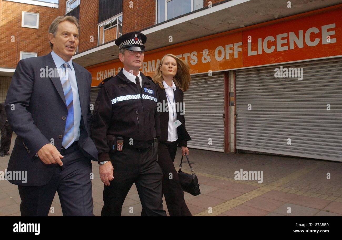 Tony Blair tourte durch ein Einkaufsviertel in Harlow in Essex, wo er sich mit Anti Social Behavior Orders befasste. Stockfoto