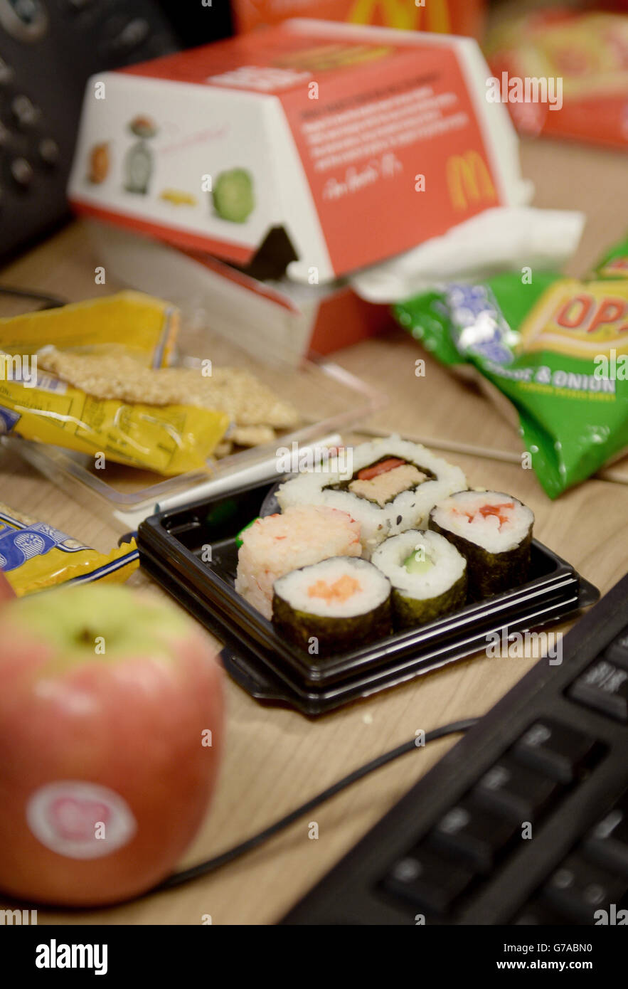 Eine McDonald's Big Mac Box und ein Paket Sushi sind auf benachbarten  Schreibtischen in London zu sehen Stockfotografie - Alamy