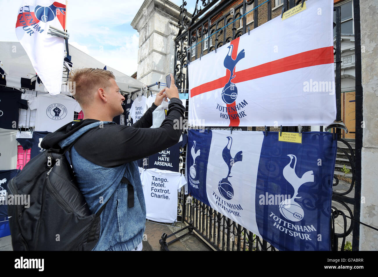 Fußball - Barclays Premier League - Tottenham Hotspur gegen Queens Park Rangers - White Hart Lane. Ein Fan macht ein Foto von Tottenham Hotspur-Waren, die außerhalb der White Hart Lane verkauft werden Stockfoto