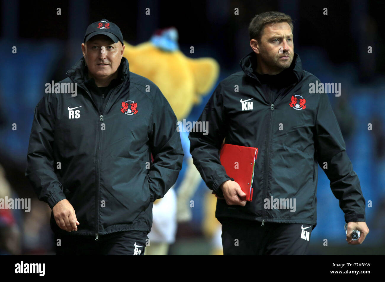 Leyton Orient Manager Russel Slade mit Trainer Kevin Nugent (rechts) beim zweiten Spiel des Capital One Cup in Villa Park, Birmingham. Stockfoto