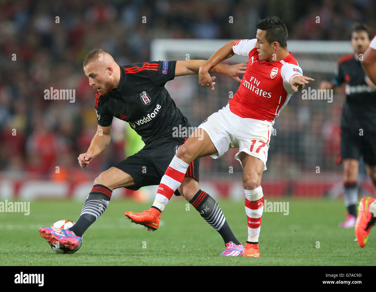 alexis Sanchez von Arsenal (rechts) und Gokhan Tore von Besiktas kämpfen um Der Ball Stockfoto