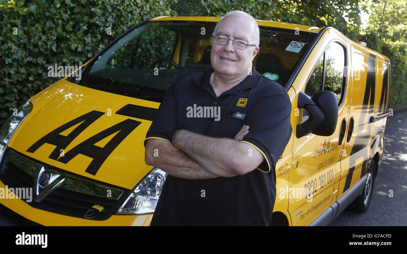 AA's dienstältester Patrolman Jim Haggart, der nach 1.4 Millionen Meilen und fast 50 Jahren auf der Straße in den Ruhestand geht, während einer Fotozelle in Glasgow, Schottland. Stockfoto