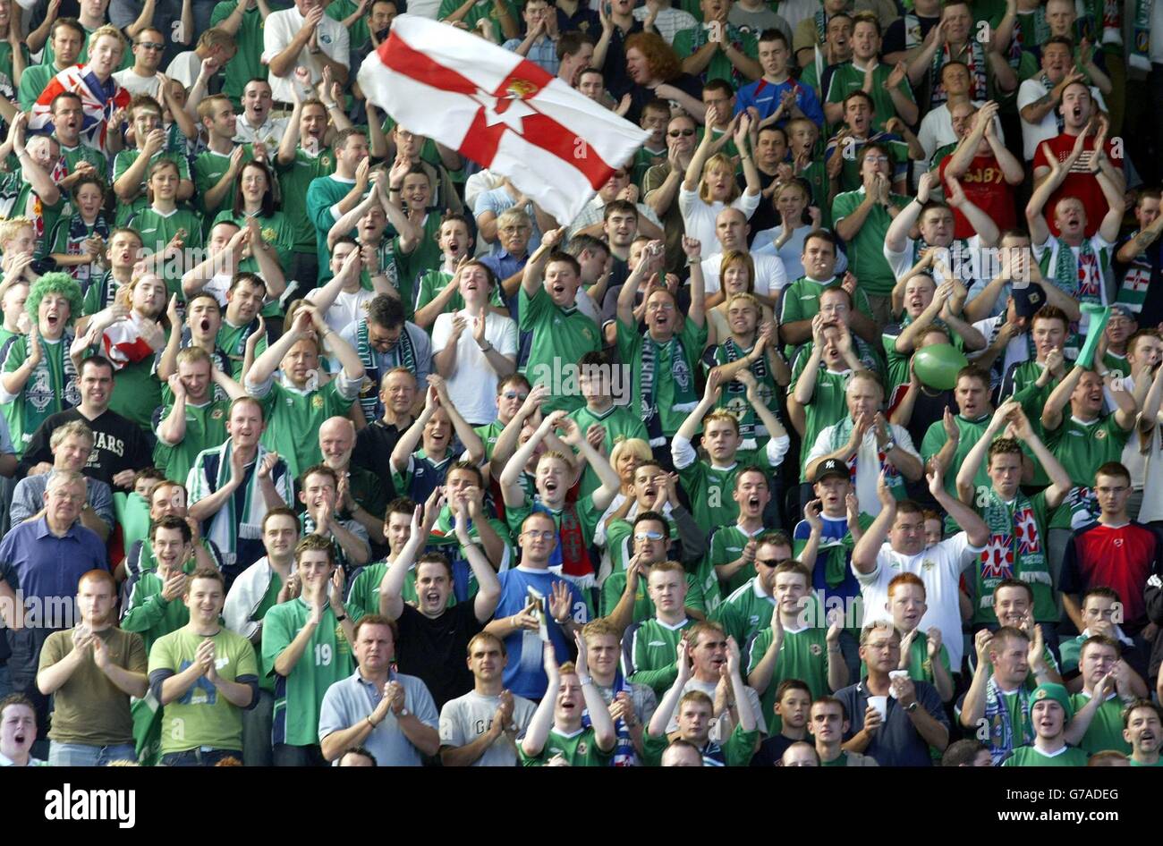 Nordirland-Fans applaudieren Nordirland und Polen, als sie nach dem Spiel der European Qualifying Group Six im Windsor Park, Belfast, am Samstag, dem 4. September 2004 das Spielfeld verlassen. Die Polen triumphierten 3:0. Stockfoto