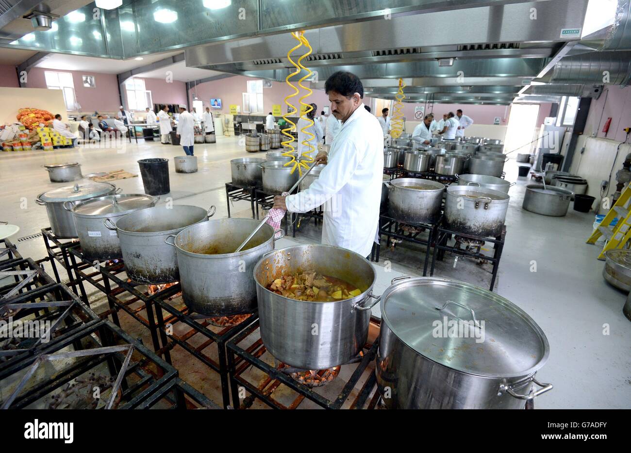 Das Essen wird für bis zu 30,000 Ahmadiyya-Muslime zubereitet, die voraussichtlich Jalsa Salana UK 2014 in Alton, Hampshire besuchen werden. Stockfoto