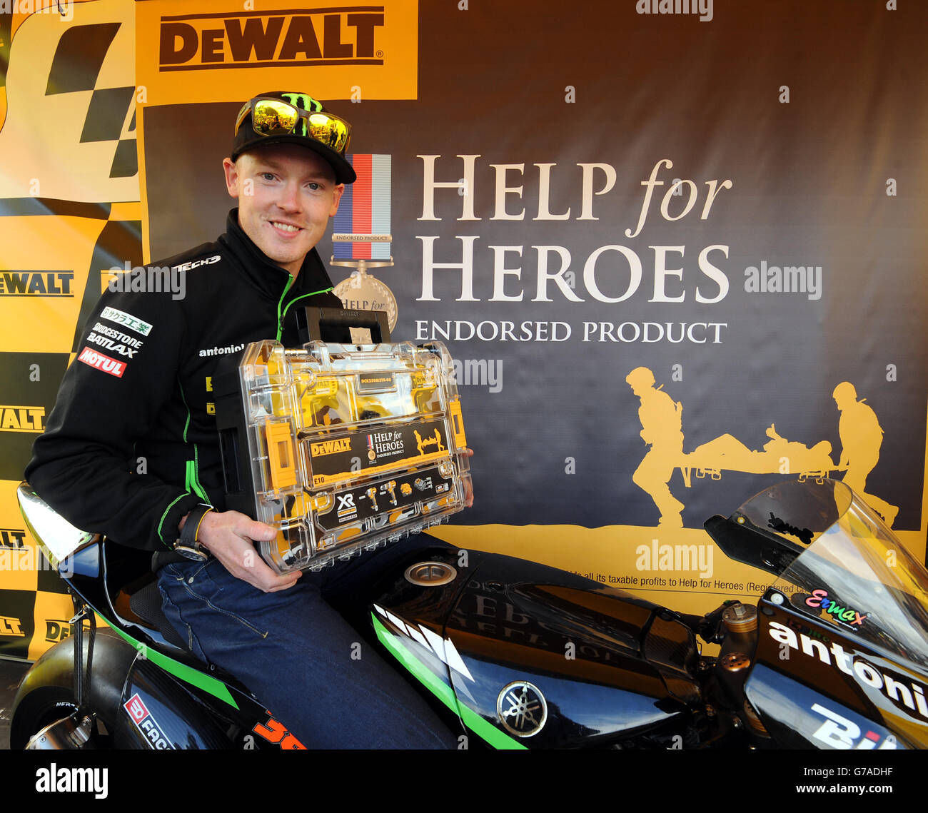 Motorrad-Rennfahrer Bradley Smith kündigt die Partnerschaft zwischen  Elektrowerkzeug-Marke DEWALT und UK Military Charity Help for Heroes auf  Silverstone Circuit in Towcester, Northamptonshire, während der MotoGP an  Stockfotografie - Alamy