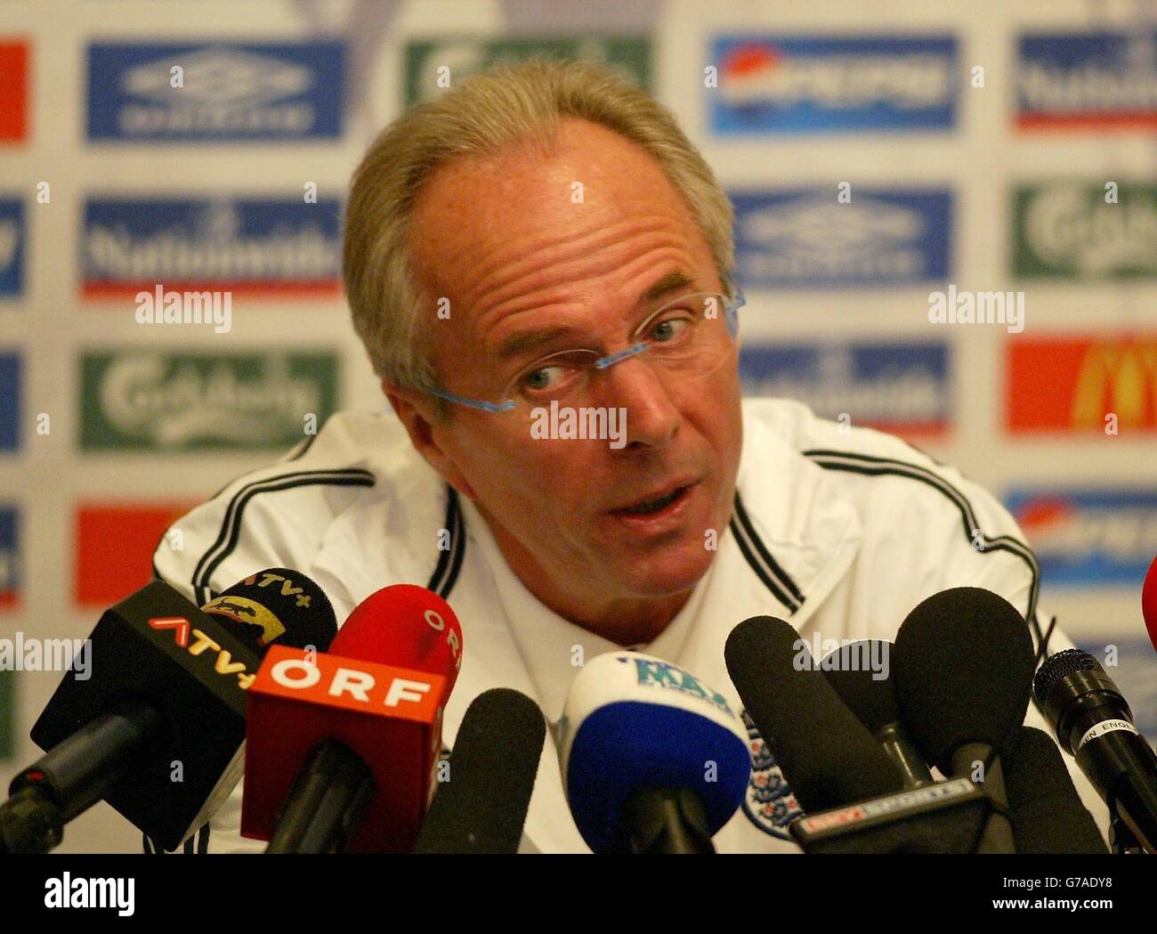 England-Cheftrainer Sven-Goran Eriksson bei einer Pressekonferenz im Intercontinental Hotel, Wien, Österreich, nachdem England gestern das Qualifikationsspiel zur WM 2006 gegen Österreich gezogen hatte. Stockfoto