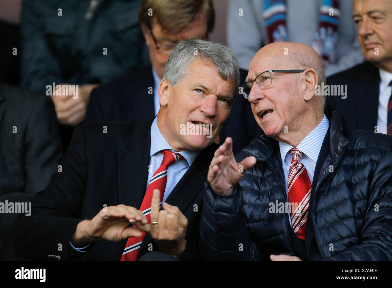 Fußball - Barclays Premier League - Burnley gegen Manchester United - Turf Moor. David Gill und Bobby Charlton im Stand Stockfoto