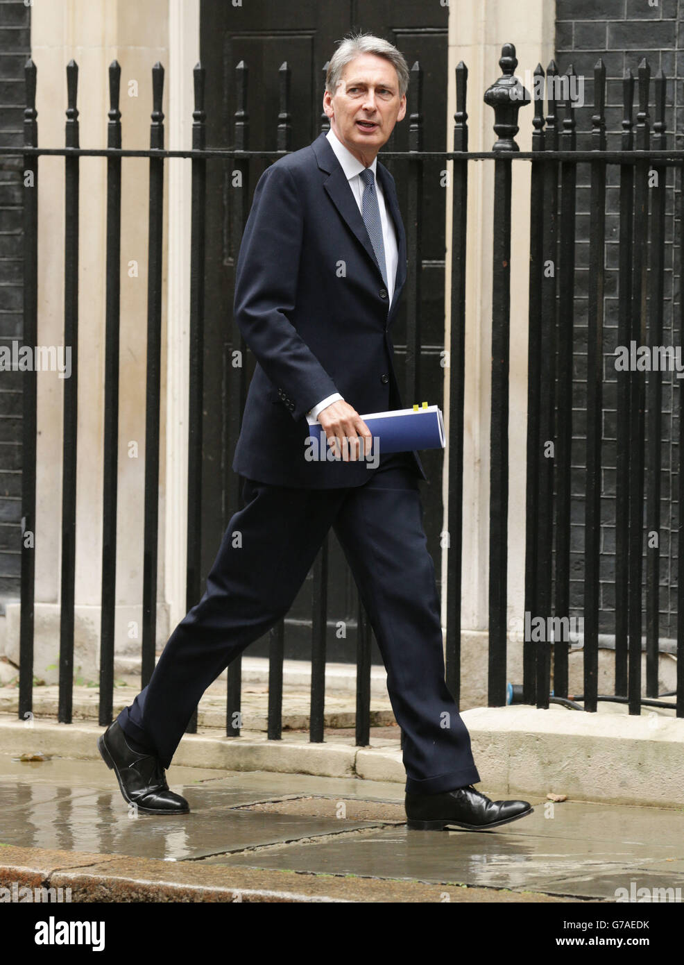 Außenminister Philip Hammond kommt in der Downing Street in London an, da die Verhandlungen zwischen den beiden Koalitionsparteien über umstrittene Pläne zur Ausweitung der Anti-Terror-Befugnisse fortgesetzt werden, um eine Einigung zu erzielen, bevor David Cameron sich an die Abgeordneten wendet. Stockfoto