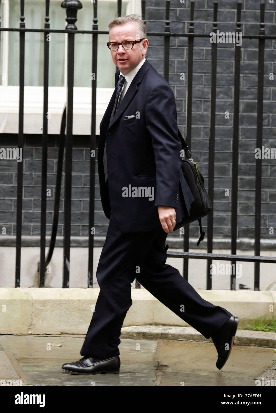 Chief Whip Michael Gove kommt in der Downing Street in London an, da die Verhandlungen zwischen den beiden Koalitionsparteien über umstrittene Pläne zur Ausweitung der Anti-Terror-Befugnisse fortgesetzt werden, um eine Einigung zu erzielen, bevor David Cameron sich an die Abgeordneten wendet. Stockfoto