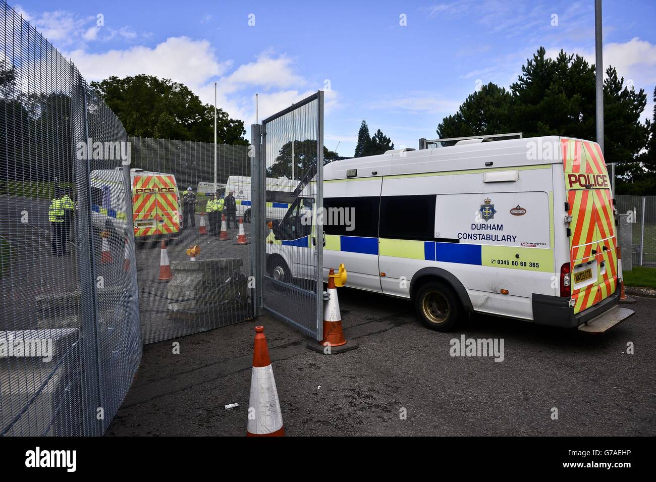 Eine starke Polizeipräsenz und ein Sicherheitszaun am Eingang zum Celtic Manor Resort in der Nähe der Kreuzung 24 der Autobahn M4 vor dem NATO-Gipfel in Newport, Wales. Stockfoto