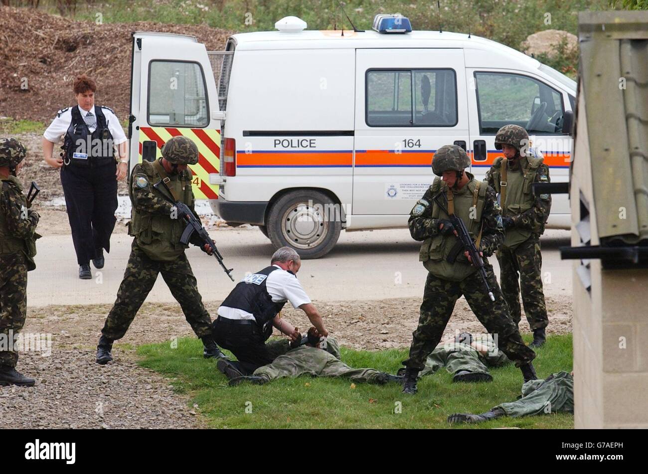 Teil der Übung ukrainischer Soldaten, die das Ende eines Terroranschlags mit Scharfschützen zeigt, die verhaftet, entwaffnet und den lokalen Behörden (in diesem Fall der Polizei der MOD) in der Salisbury-Ebene übergeben wurden. Mehr als 80 britische Militärangehörende und Frauen werden diese Woche für ihre Rolle bei Operationen auf der ganzen Welt geehrt, darunter im Irak, in Afghanistan, Nordirland, im ehemaligen Jugoslawien und in Sierra Leone. Stockfoto