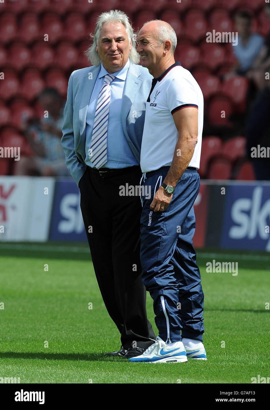 Crystal Palace Coach Gerry Francis (links) spricht mit Crystal Palace Manager Tony Pulis vor dem Start der Pre-Season Friendly im Griffin Park, Brentford. Stockfoto