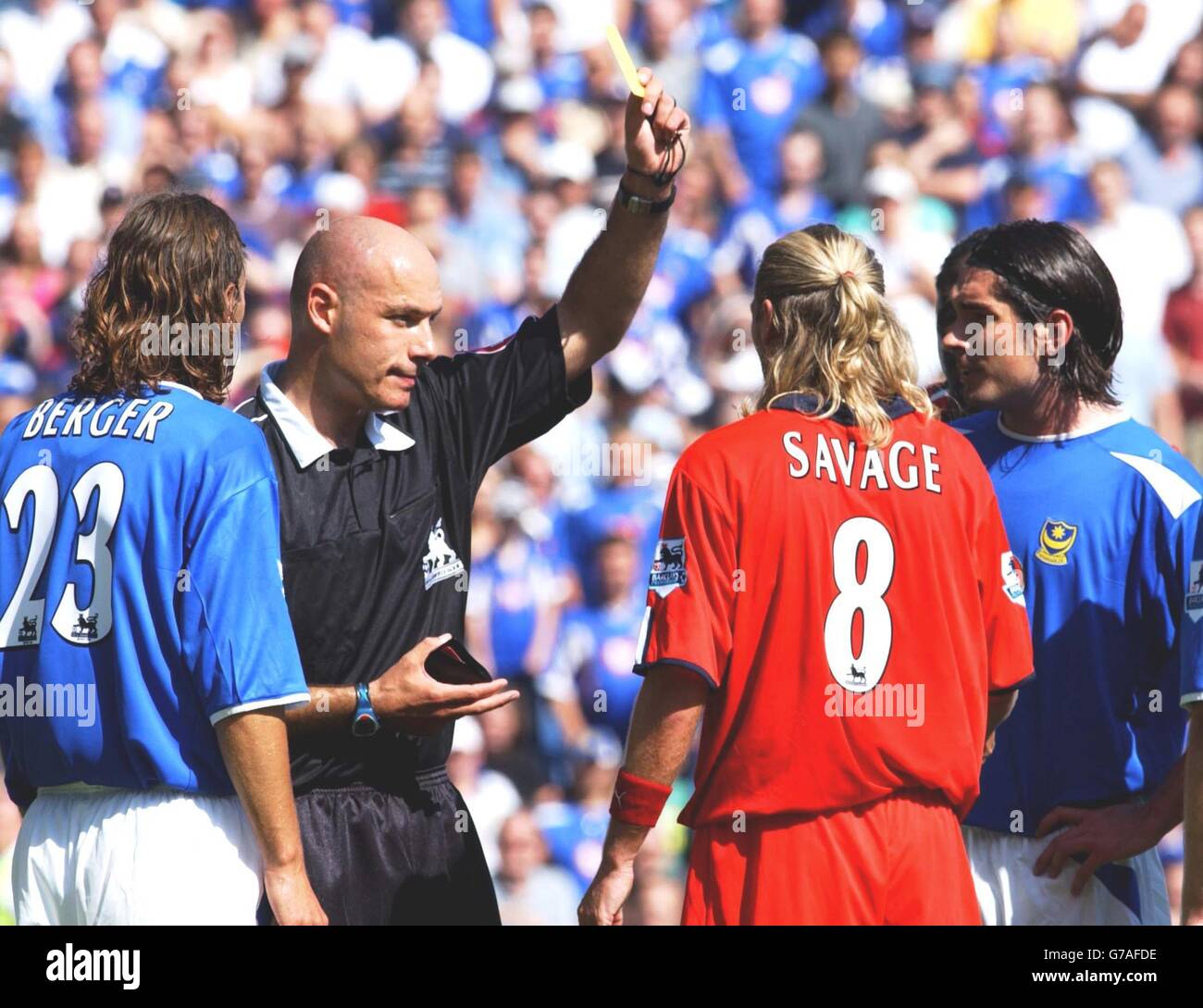 Robbie Savage von Birmingham City ist nach einem Zwischenfall mit Dejan Stefanovic von Portsmouth während ihres Barclays Premiership-Spiels im Fratton Park, Portsmouth, Samstag, 14. August 2004, ausgebucht. Stockfoto