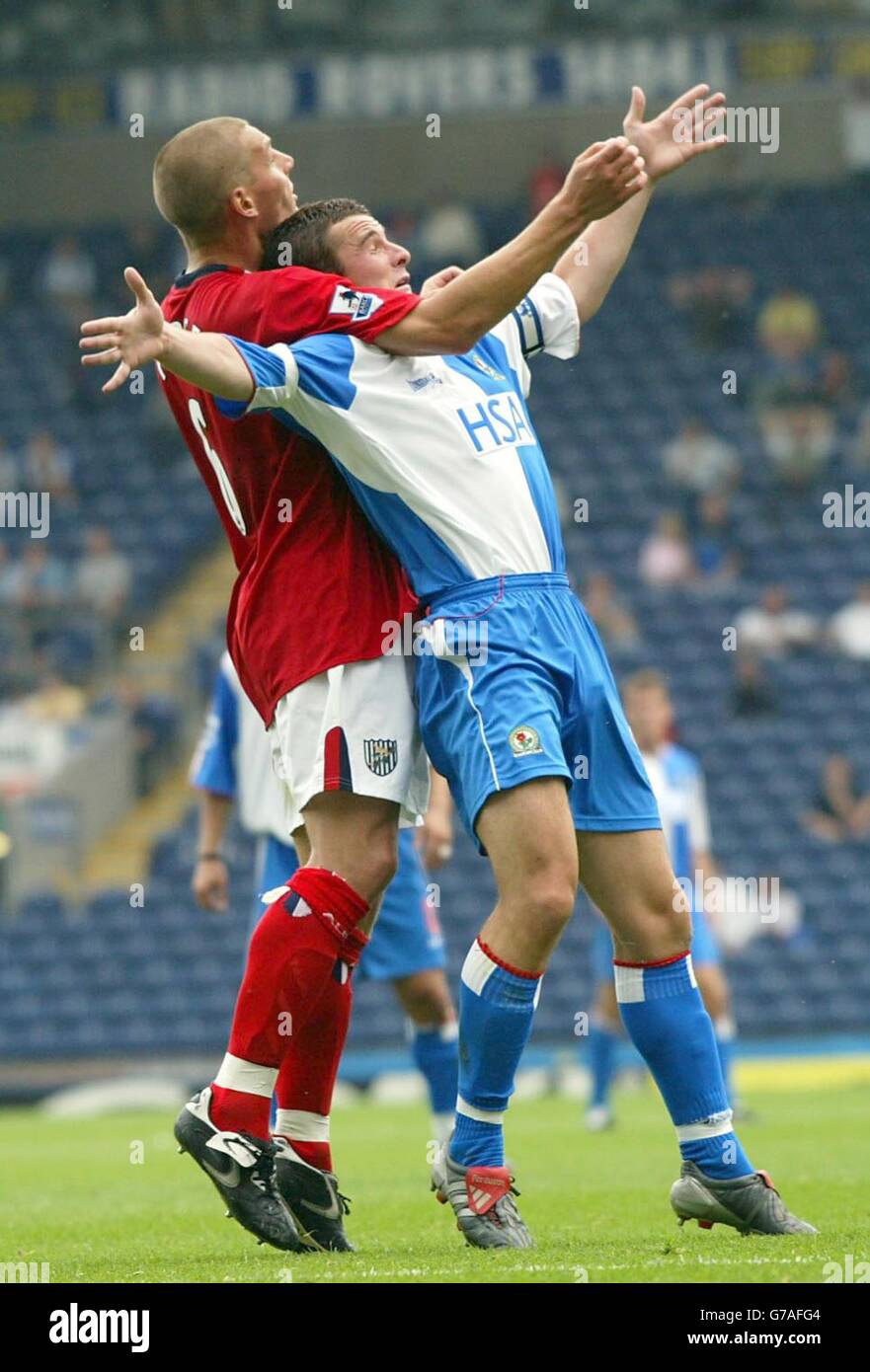 Blackburns Barry Ferguson (rechts) ist in der Unentschieden von West Bromwich Albion's Darren Purse in 1-1 während ihres Barclays Premiership Spiels in Ewood Park, Blackburn, Samstag, 14. August 2004, stark geprägt. Stockfoto