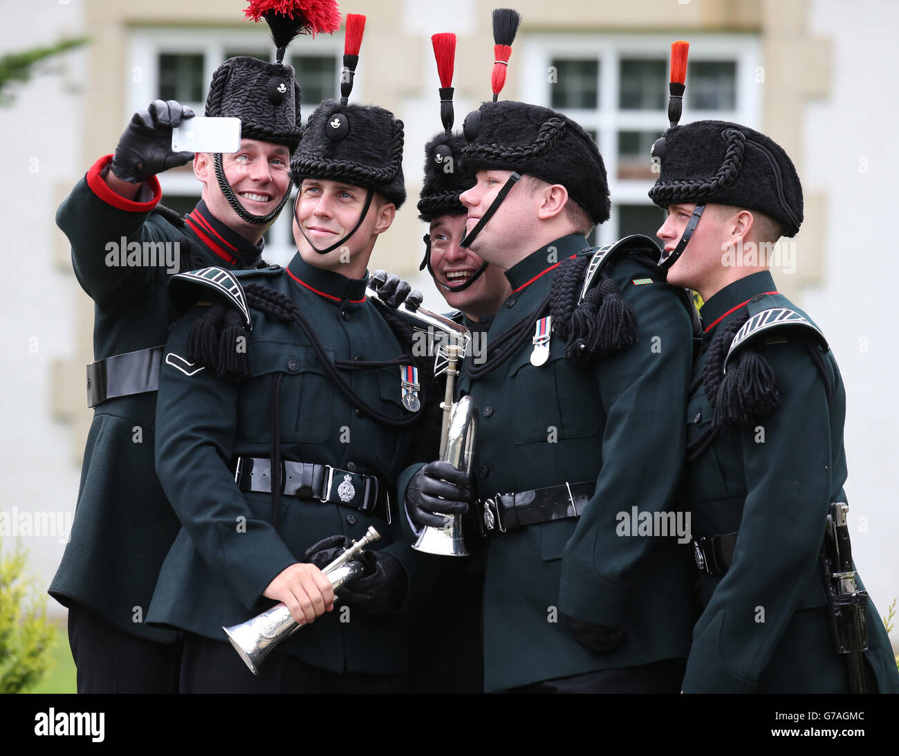 Buglers von 3 Gewehren haben ein Selfie gemacht während einer Übergabe Zeremonie in der Dreghorn Barracks in Edinburgh, wenn 3 Gewehre übernehmen die Barracks von 1 SCHOTTEN, die jetzt in Nordirland befinden. Stockfoto