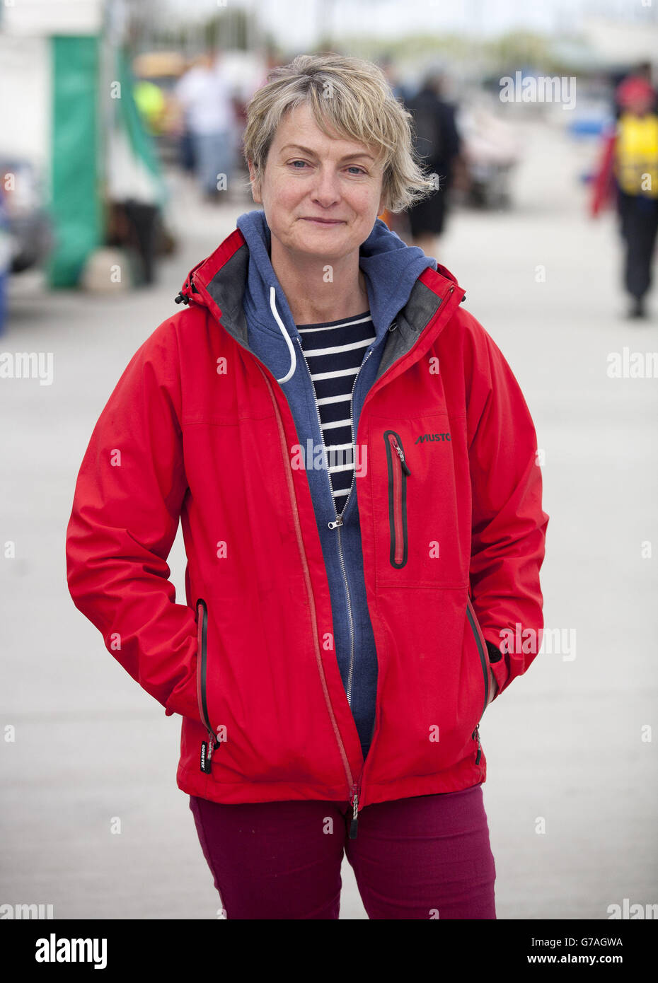 Die Teilnehmerin Lucia Nicholson aus Sligo, die am GP 14-Segelrennen im East Down Yacht Club in Killyleagh, Nordirland, teilgenommen hat. Stockfoto