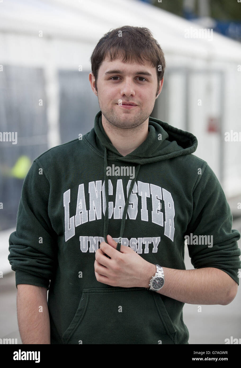 Konkurrent Tom Daniel aus Hailfax, der am GP 14 Segelrennen teilgenommen hat, im East Down Yacht Club, Killyleagh, Nordirland. Stockfoto