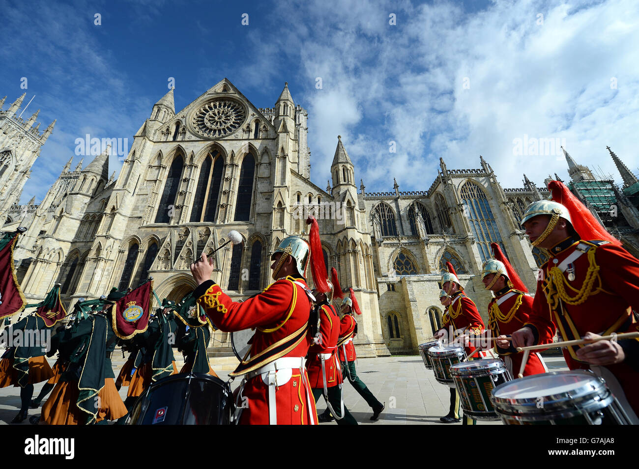 Die Royal Dragoons Guard marschiert am York Minster vorbei, während sie im Rahmen der Gedenkfeiern des Ersten Weltkriegs vor einem Gottesdienst im Münster durch die Stadt ziehen. Stockfoto