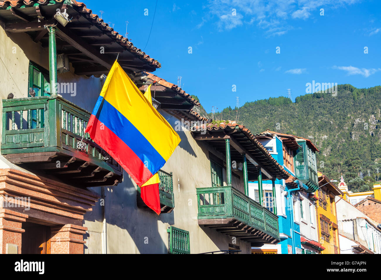 Kolumbianische Flagge auf einem historischen Gebäude im Stadtteil La Candelaria in Bogota, Kolumbien Stockfoto