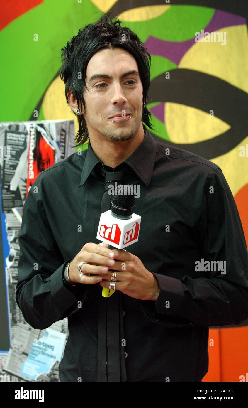 Ian Watkins von der Rockband The Lostprophets während ihres Gastauftritts bei MTV's TRL - Total Request Live - Show, in den neuen Studios am Leicester Square, im Zentrum von London. Stockfoto