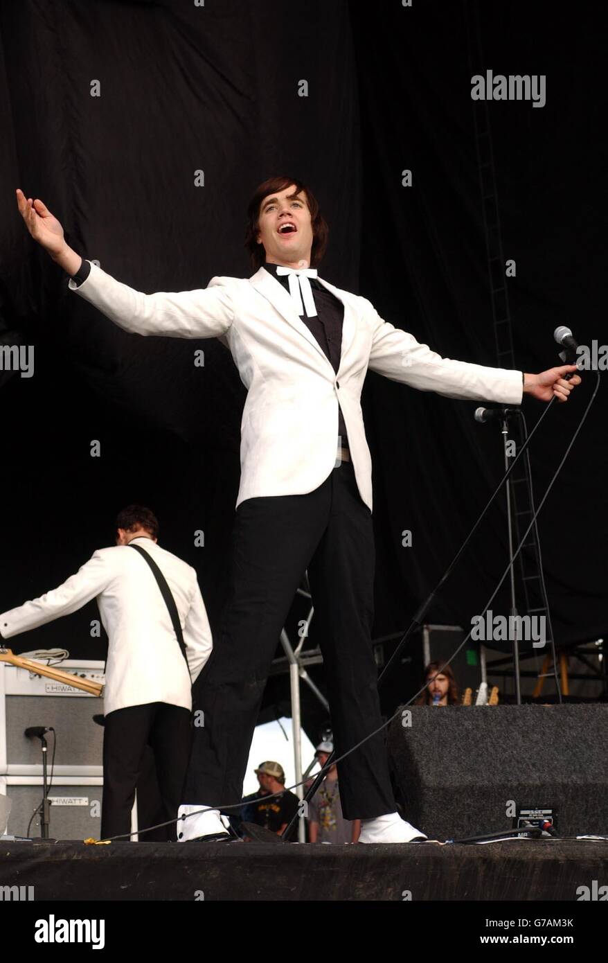 Die schwedische Band The Hives spielt live auf der Hauptbühne während des Carling Weekend: Reading Festival, in Reading. Das jährliche dreitägige Festival findet gleichzeitig in Reading und Leeds statt. Stockfoto