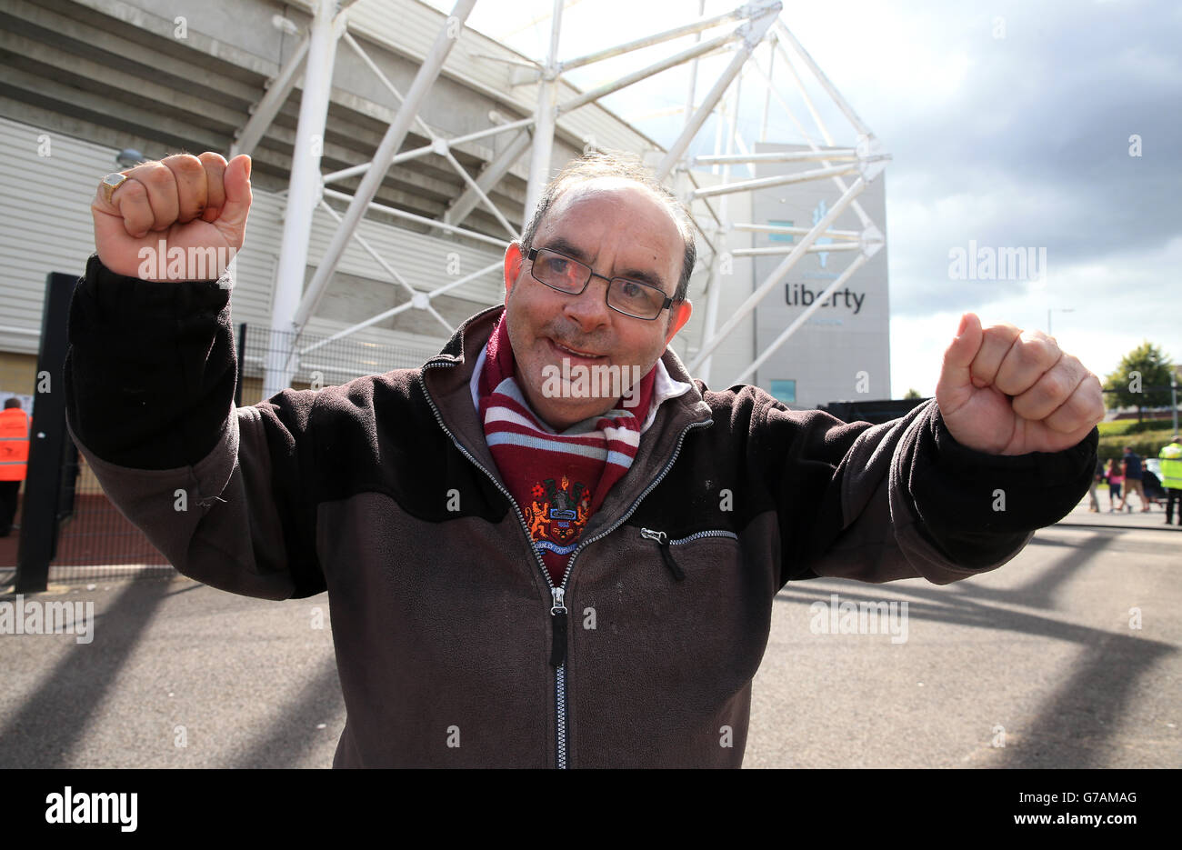 Ein Burnley-Fan unterstützt sein Team vor dem Spiel der Barclays Premier League im Liberty Stadium, Swansea. DRÜCKEN Sie VERBANDSFOTO. Bilddatum: Samstag, 23. August 2014. Siehe PA Geschichte FUSSBALL Swansea. Bildnachweis sollte lauten: Nick Potts/PA Wire. Stockfoto