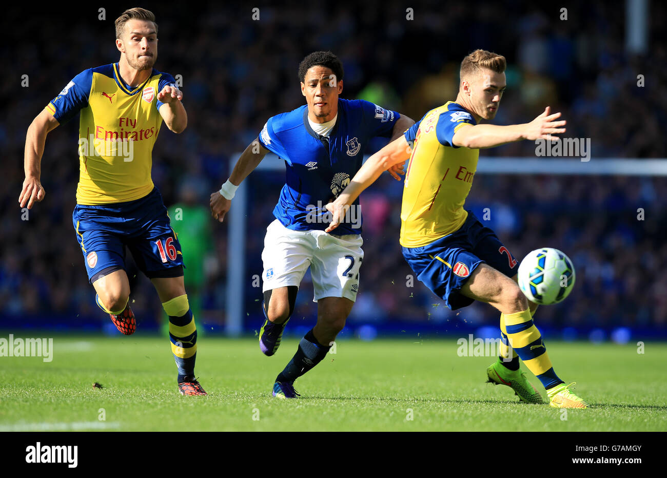 Arsenals Aaron Ramsey (links) und Calum Chambers (rechts) kämpfen während des Barclays Premier League-Spiels im Goodison Park, Liverpool, um den Ball mit Steven Pienaar von Everton. DRÜCKEN Sie VERBANDSFOTO. Bilddatum: Samstag, 23. August 2014. Siehe PA Geschichte FUSSBALL Everton. Bildnachweis sollte lauten: Peter Byrne/PA Wire. Stockfoto