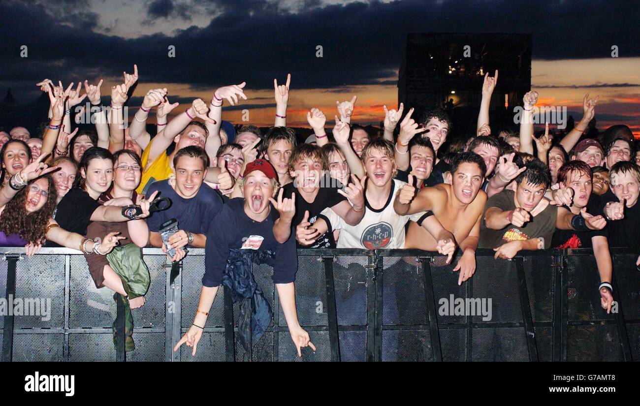 Fans beobachten die Nachkommen live auf der Hauptbühne beim Carling Weekend: Reading Festival in Reading. Stockfoto