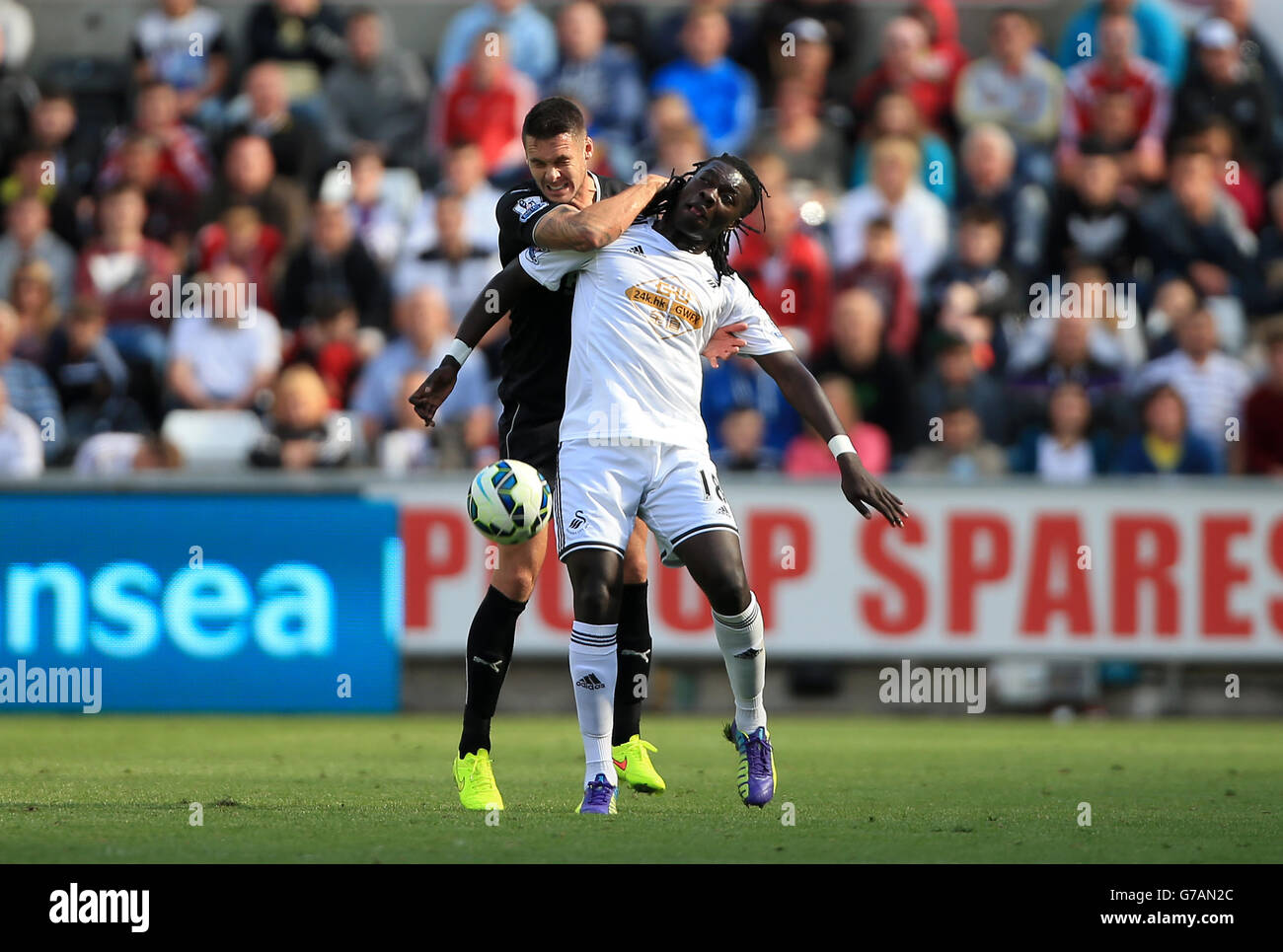 Burnleys Jason Shackell und Bafetimbi Gomis von Swansea City während des Spiels der Barclays Premier League im Liberty Stadium, Swansea. DRÜCKEN Sie VERBANDSFOTO. Bilddatum: Samstag, 23. August 2014. Siehe PA Geschichte FUSSBALL Swansea. Bildnachweis sollte lauten: Nick Potts/PA Wire. Stockfoto