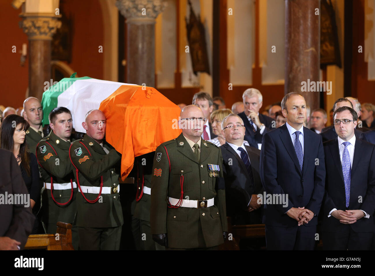 Der Sarg des ehemaligen Taoiseach Albert Reynolds wird vor seinem Trauerdienst am Montag in die Herz-Jesu-Kirche in Donnybrook, Dublin, gebracht. Stockfoto