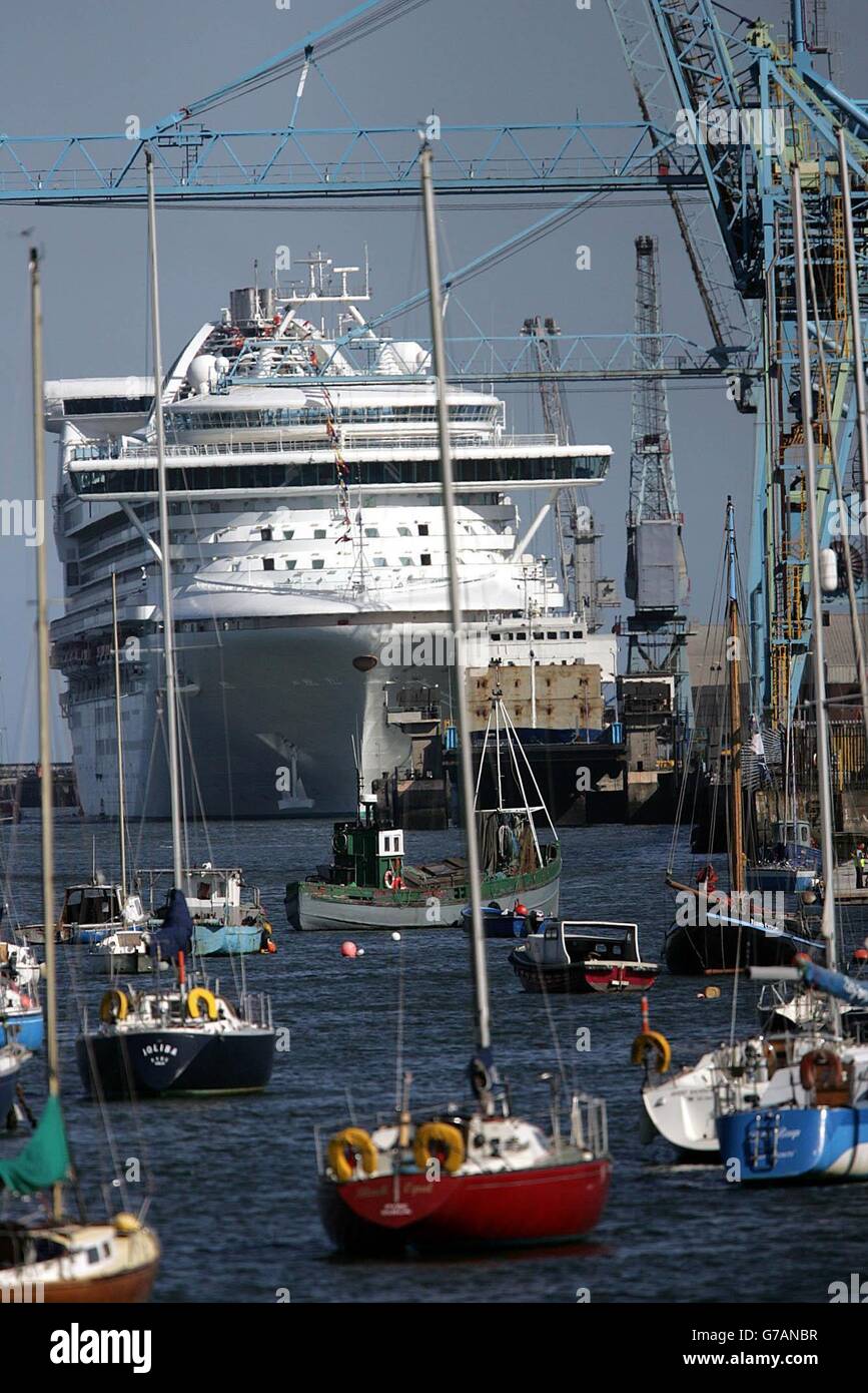 Das 108,806 Tonnen schwere Schiff der Grand Princess dockte im Hafen von Dublin an. Das größte Schiff, das Dublin jemals besucht hat, dockte heute im Hafen der Stadt an und wird während seines 36-stündigen Aufenthalts drei Millionen Euro (2.2 Millionen Euro) zur lokalen Wirtschaft beitragen. Die Grand Princess bietet Platz für 3,000 Personen und 1,000 Crew und verfügt über einen 9-Loch-Putting-Platz, ein Casino und eine Hochzeitskapelle. Das 450 in Italien gebaute Schiff mit 304 Millionen Euro (1998 Millionen Euro) wird morgen Abend wieder Dublin verlassen und nach Schottland auf dem Weg nach New York fahren. Ein Sprecher der Dublin Port Company sagte: „die große Prinzessin Stockfoto