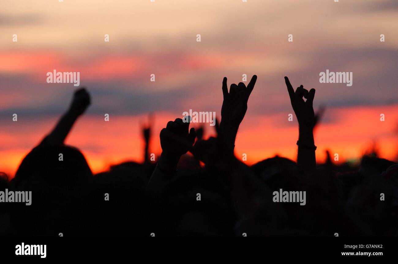 Fans beobachten die Nachkommen live auf der Hauptbühne während des Carling Weekend: Reading Festivals. Das jährliche dreitägige Festival findet gleichzeitig in Reading und Leeds statt. Stockfoto