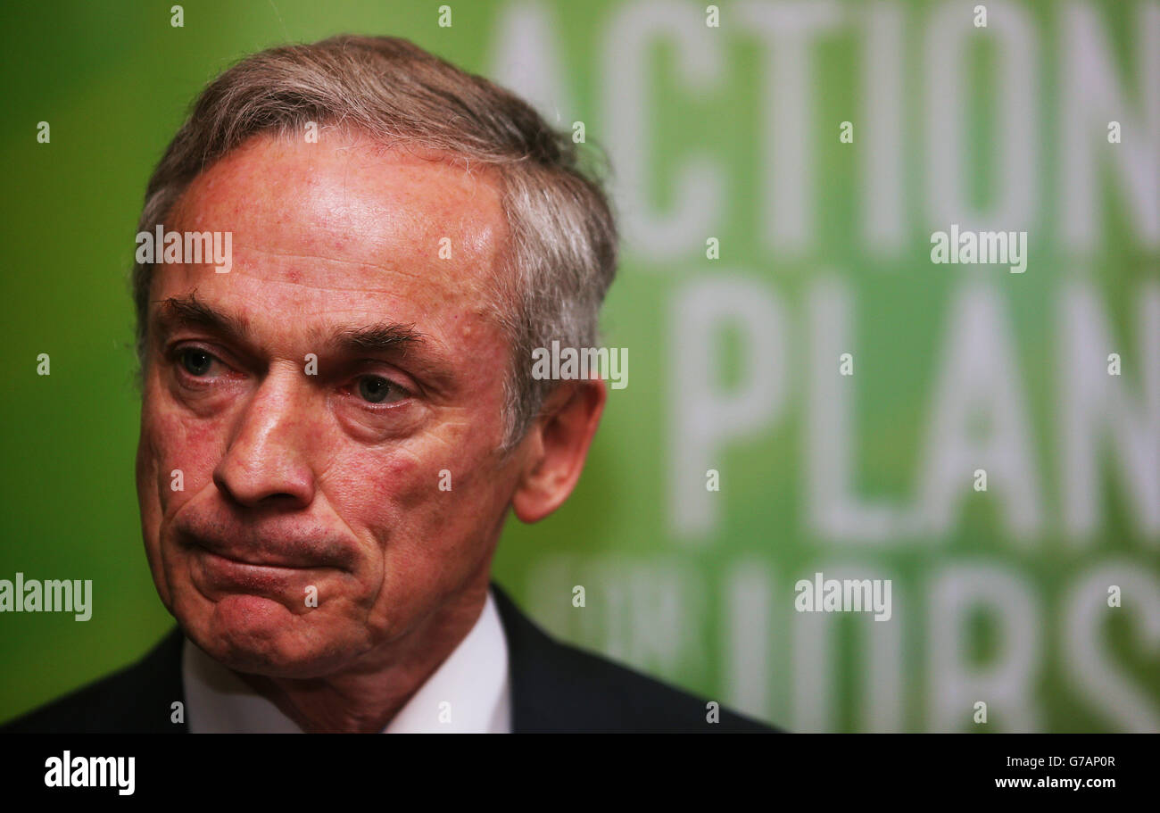 Minister für Arbeitsplätze, Unternehmen und Innovation, Richard Bruton, bei einer Pressekonferenz in seinem Ministerium in Dublin, um die neuesten offiziellen vierteljährlichen Beschäftigungszahlen der CSO zu diskutieren. Stockfoto