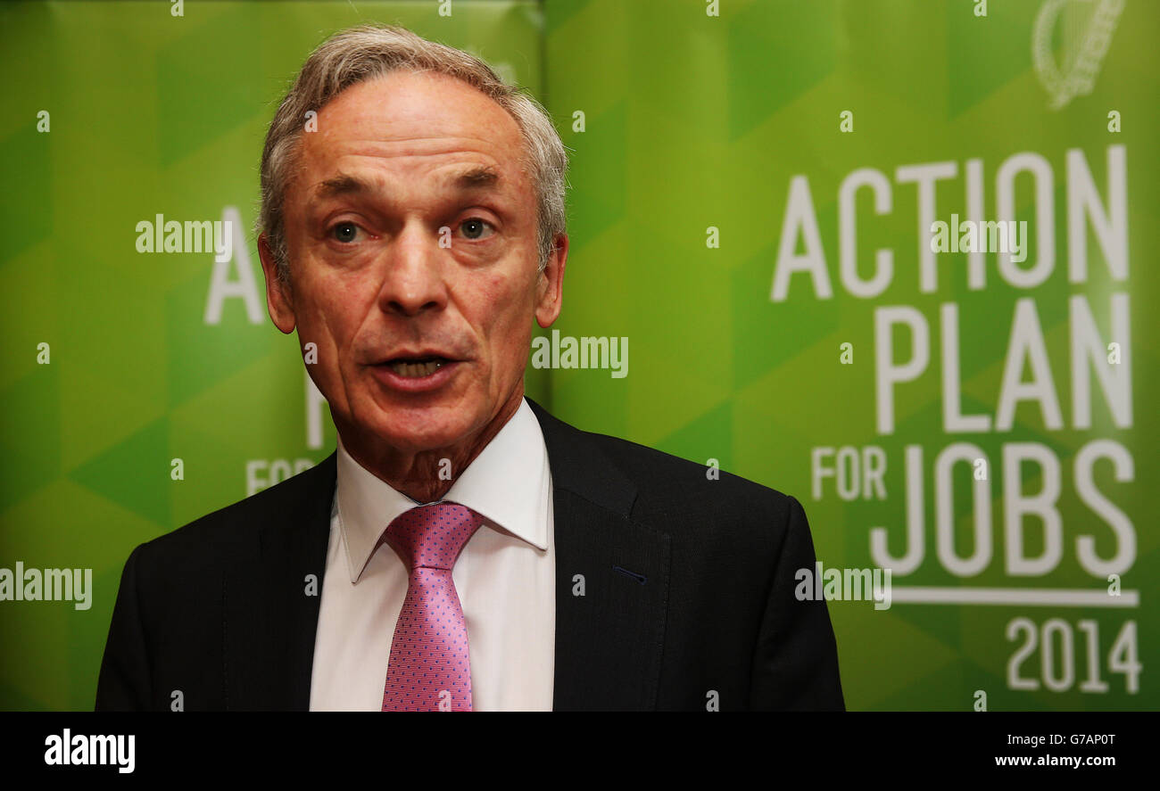 Minister für Arbeitsplätze, Unternehmen und Innovation, Richard Bruton, bei einer Pressekonferenz in seinem Ministerium in Dublin, um die neuesten offiziellen vierteljährlichen Beschäftigungszahlen der CSO zu diskutieren. Stockfoto