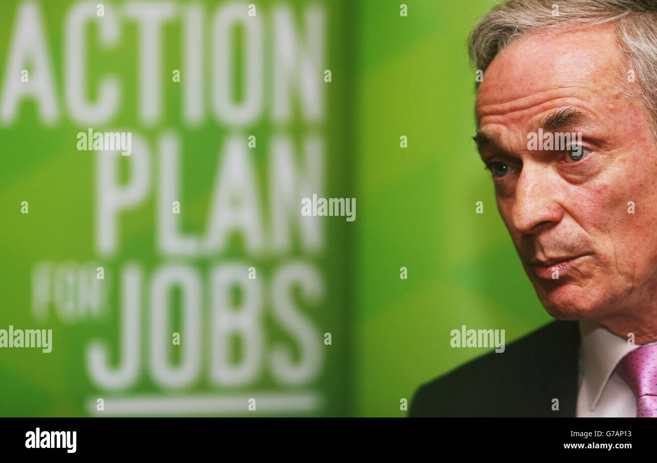 Minister für Arbeitsplätze, Unternehmen und Innovation, Richard Bruton, bei einer Pressekonferenz in seinem Ministerium in Dublin, um die neuesten offiziellen vierteljährlichen Beschäftigungszahlen der CSO zu diskutieren. Stockfoto