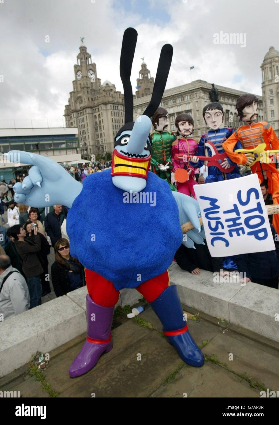 Aus dem Film 'Yellow Submarine' ruft The Blue Meanie während des Mathew Street Festivals 2004 in Liverpool zu 'Stop the Music' auf. Stockfoto